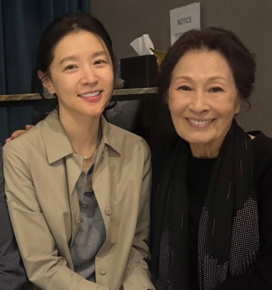 이영애, '건강 이상설' 떨쳐낸 김혜자와 다정 투샷…밝은 모습 [N샷]