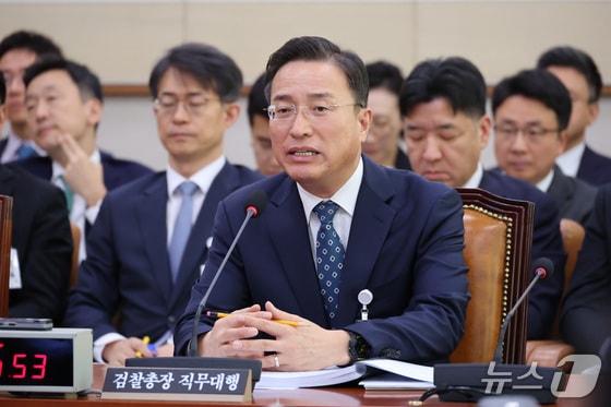검찰총장 대행, '정치검사' 지적에 "흑을 백이라 한 적 없다, 동의 못해"