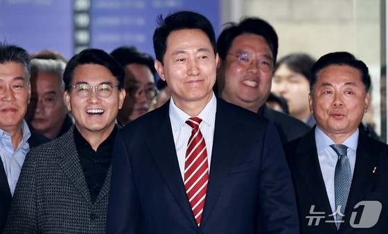 오세훈, 법원 찾은 野의원들과 연이틀 한남동 만찬…'친오계' 확장