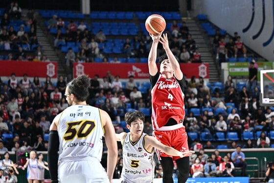 '20점 차 뒤집기' 프로농구 SK, LG 86-85 제압 …김낙현 위닝샷