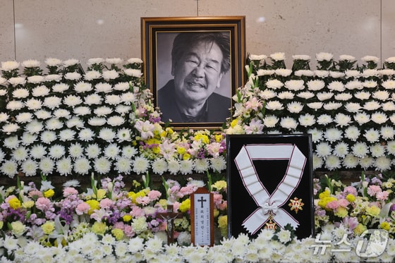 송승헌, 故 최불암 빈소 조문 "아빠처럼 대하라고…따뜻한 기억으로 남아"