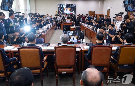 암살자(들)·조희대 놓고 충돌한 국감 첫주 …결정적 한방은 없어