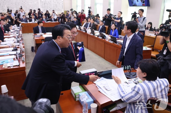 국정감사 사흘째…조작기소·암살자(들) 투자·DMZ 사고 공방 전망