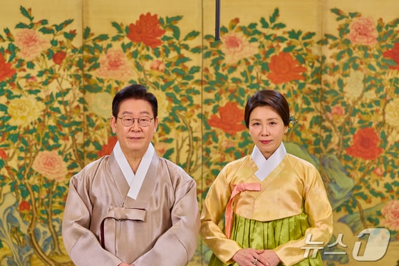 李대통령 부부, 추석 명절 인사…"생각 차이 가리지 않고 모두에 빛 비추길"