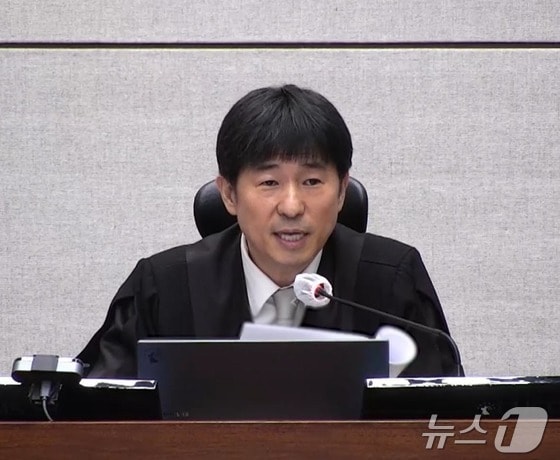 "지귀연, 술자리 4~5시간 머물러"…'尹 무기징역' 선고 판사 기소(종합)
