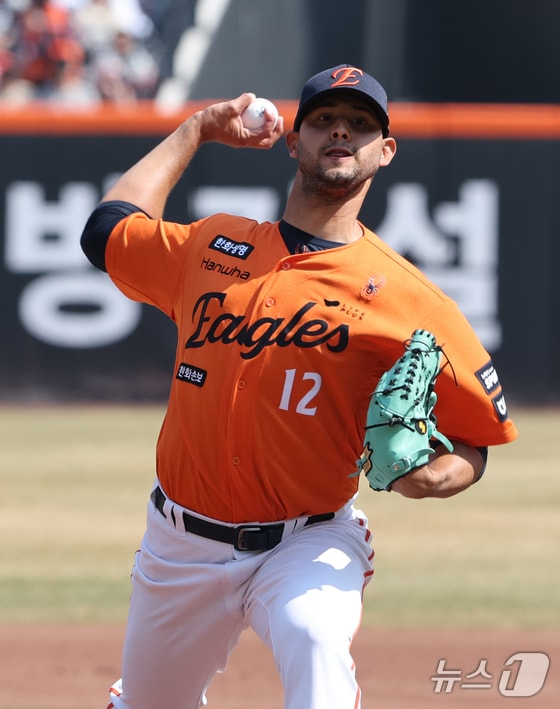 한화 새 외인 에르난데스, 키움과 개막전 4⅔이닝 4실점 부진 