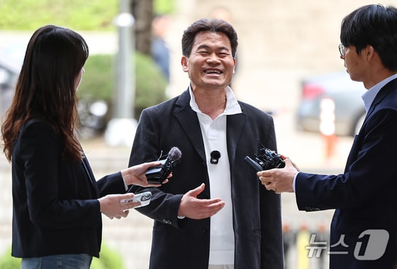 '李대통령 등 명예훼손' 전한길 구속영장 기각…"증거인멸·도망 염려 없어"