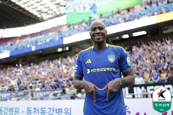 '말컹 멀티골' 울산, 광주 5-1 완파…선두 서울과 승점 3차(종합)