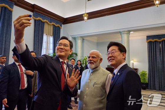 李대통령, 인도 생산 삼성 폴더블폰으로 모디·이재용과 '셀카'(종합)