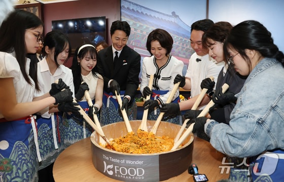 김혜경 여사, 주걱 들고 '십장생 앞치마'…"한-베트남 화합 비빔밥"