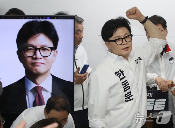 한동훈, 출국금지 한 달 연장 요청 소식에 "명백한 선거개입"