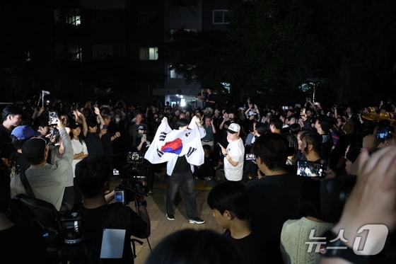 '용지 부족' 잠실 투표소…투표함 반출 놓고 3시간째 '대치'(종합)