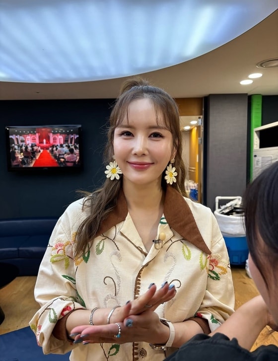 장영란, 꽃 귀걸이도 찰떡 소화…"일할 수 있음에 감사" [N샷]