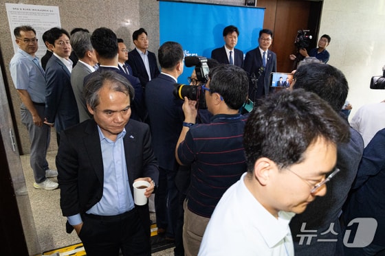 민주, 송영길·김용 전대 출마 길 열자…"오욕의 역사" vs "檢 탄압 상처"