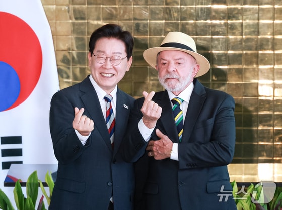 포옹·팔짱에 손하트…소년공 출신 한-브라질 정상 '브로맨스 케미'