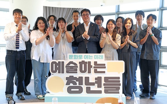 최휘영 문체부 장관, 청년 예술인 만났다…"현장 목소리 정책에 담을 것"