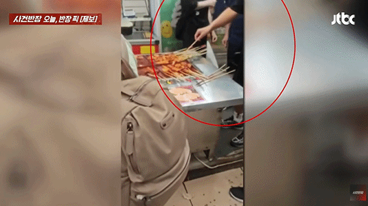 먹던 어묵 꼬치째 국물에 '풍덩'…양념 묻히러 또 뒤적인 서문시장 손님[영상]
