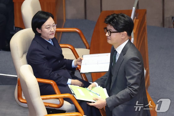 한동훈 "총리실 직원, 기자인 척 질문 공격"…한성숙 "모르는 사안"