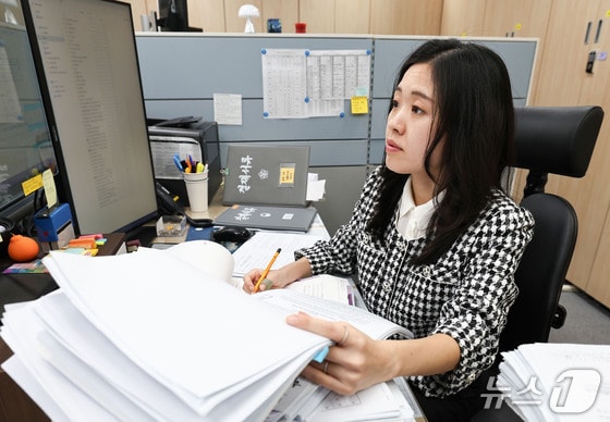 [벼랑 끝 검사들] ①"우리는 하루살이"…중앙지검 공판검사의 하루