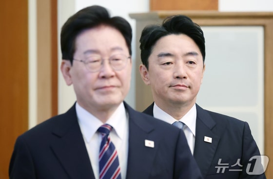 李대통령, '시한부 유임' 강훈식 후임 장고…'능력·당청관계·계파' 고차함수