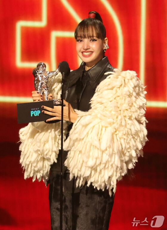 블랙핑크 리사, '베스트 팝' 수상…"놀라운 상 감사" 눈물 [MTV VMA]