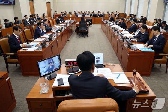 대미투자 첫 사업·63조 초과세수 검증대…재경위 국감 개막