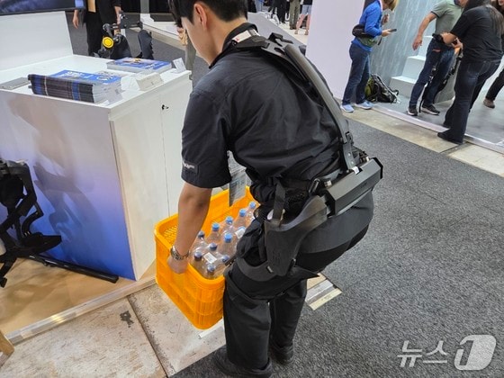 '입는 가전' 시장 열린다…배터리 없이 작업자 돕는 韓 웨어러블