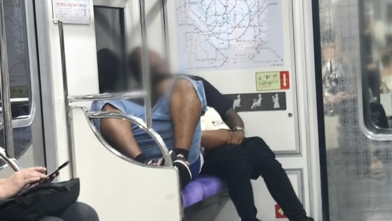 "남의 나라 지하철서 무슨 짓"…노약자석 3칸에 신발 올린 채 누운 외국인