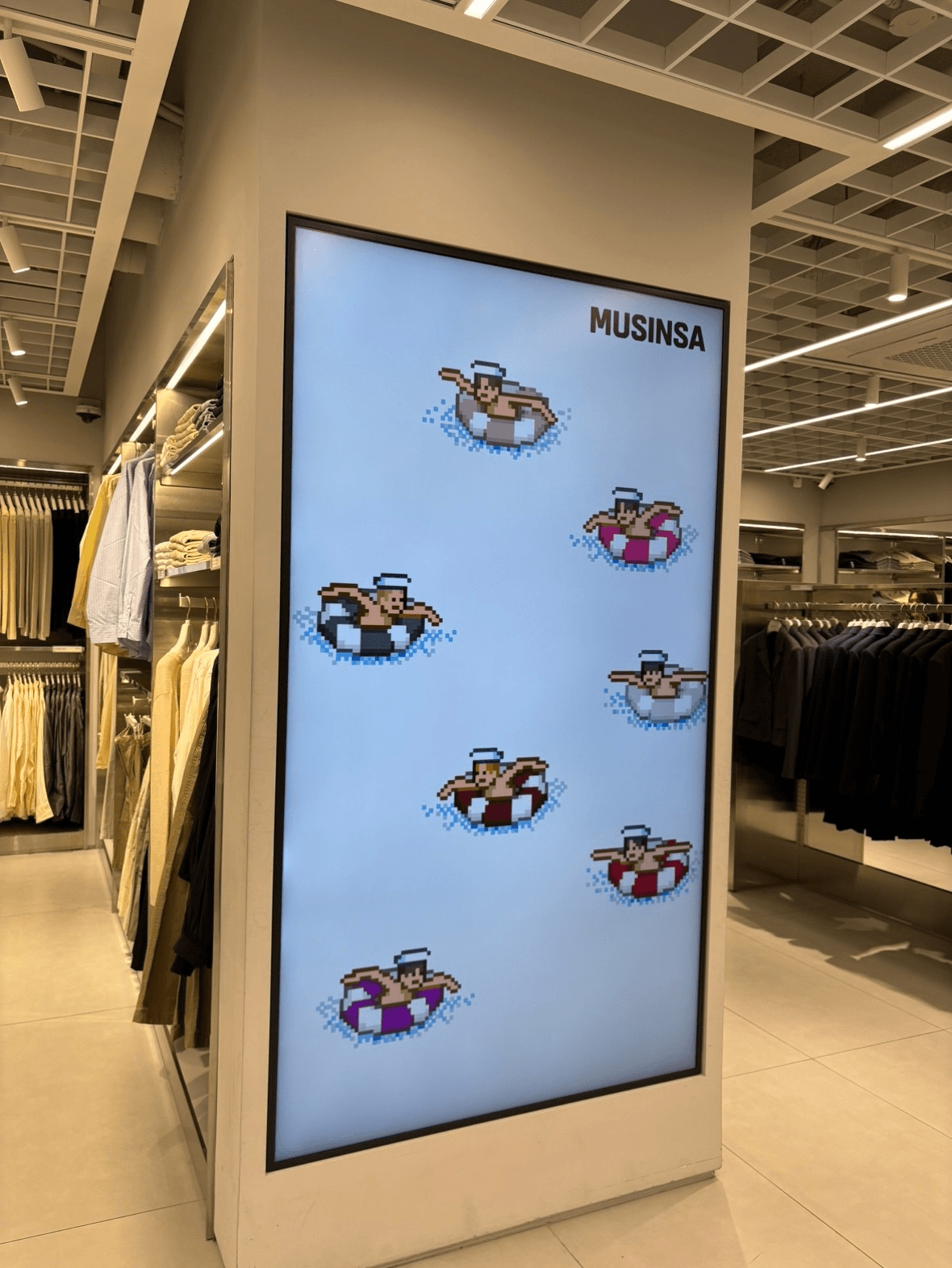 무탠 명동에 방탄 영상 나온다