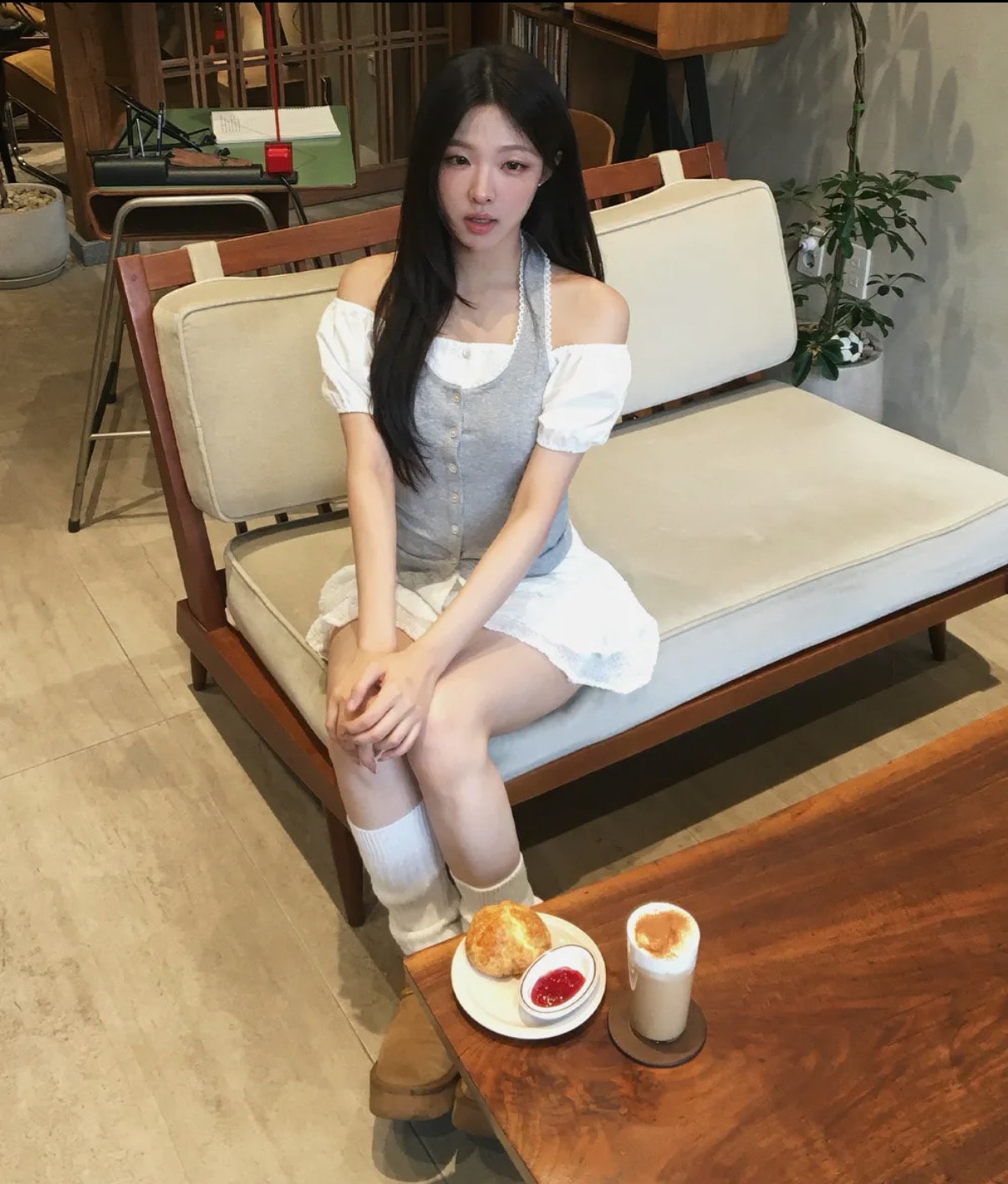 위에 블라우스랑 회색에 밑에 부츠컷 청바지 어때