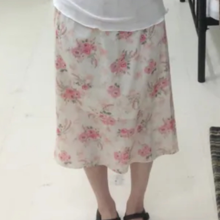 미디스커트 둘중에 어떤게 나아?