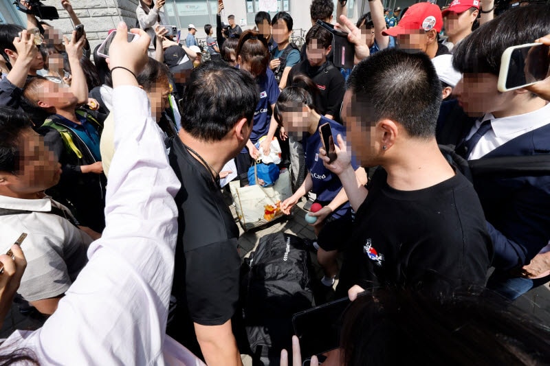 잠실 시위대, 주니어 대표팀 가방 검사까지…대만 기자 봉변