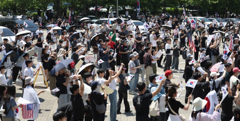 경찰, '잠실 개표소 시위' 불법촬영 혐의 남성 체포